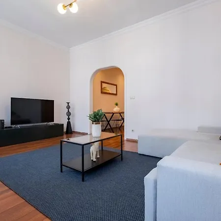 High-ceiling Three-bedroom Apartment Istanbul