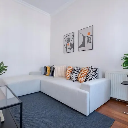 High-ceiling Three-bedroom Apartment