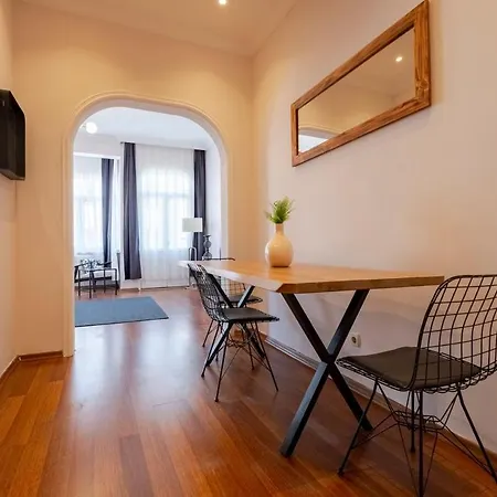 Apartment High-ceiling Three-bedroom