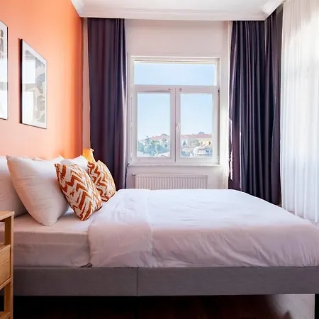 High-ceiling Three-bedroom Apartment *