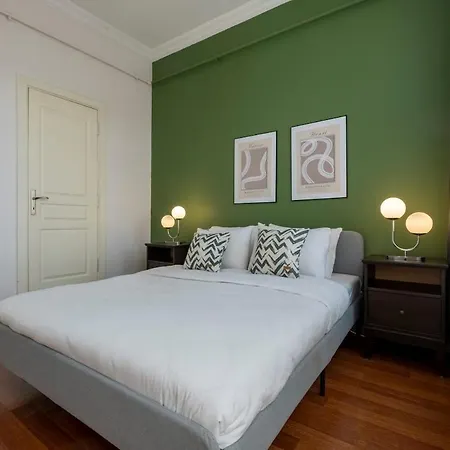 High-ceiling Three-bedroom Apartment Istanbul