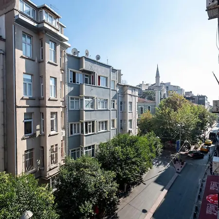 High-ceiling Three-bedroom Apartment Istanbul