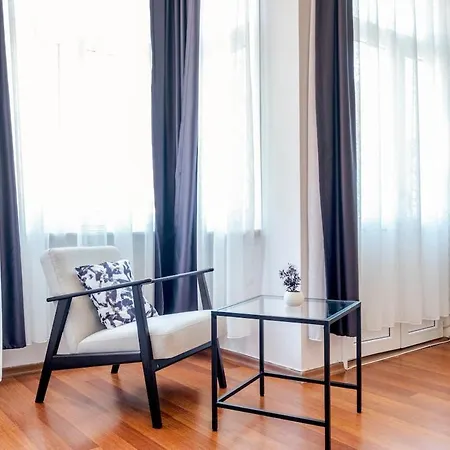High-ceiling Three-bedroom Διαμέρισμα *